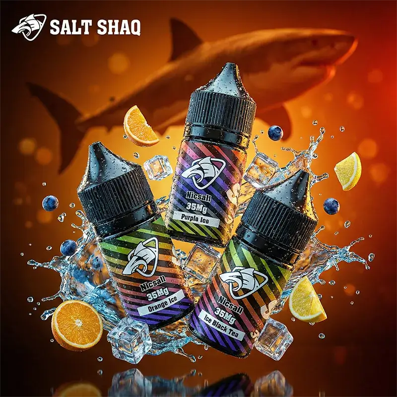 SALT SHAQ 鯊克「彩鯊系列」尼古丁鹽煙油形象主圖。展示 35mg (3.5%) 濃度包裝,包含熱銷口味:紫冰 (Purple Ice)、橙冰 (Orange Ice) 與冰紅茶 (Ice Black Tea)。背景帶有標誌性鯊魚剪影與動感水花。